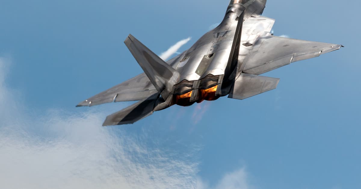 F-22 Raptor Plays With Gravity and Mesmerizing Video Is Blowing People ...