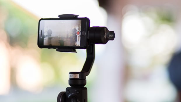 Simple Trick for a Makeshift iPhone Tripod Is Pretty Genius