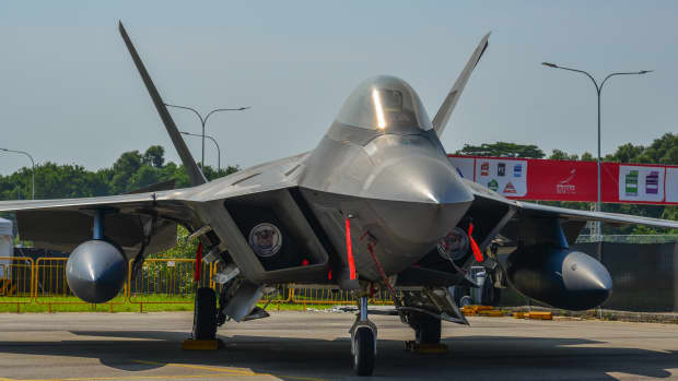 F-22 Fighter Jet Surprises Onlookers With Epic Cobra Maneuver in Midair ...