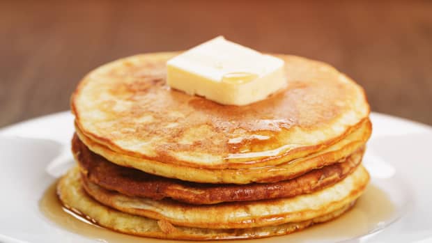 A short stack of pancakes.