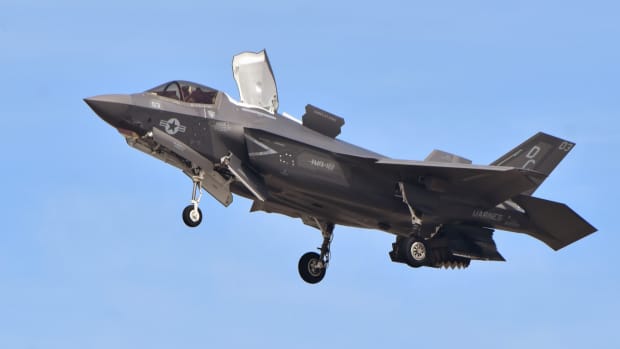 Watch This F-35B Fighter Jet Nail A 100% Vertical Take-Off And Landing ...