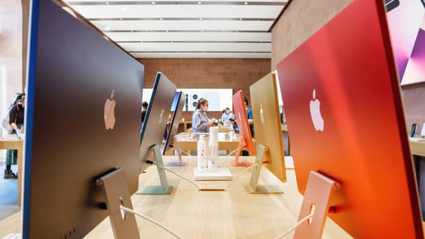 Apple iMacs in a row at an Apple Store.