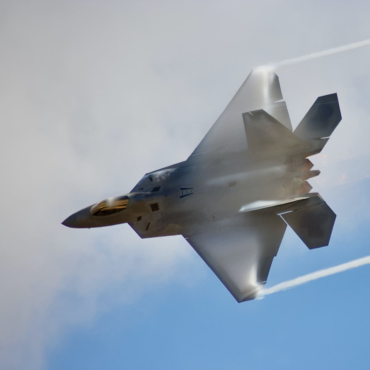 Watch Us Air Force F 22 Raptor Generates Small Clouds In High G Force Maneuver Turbofuture