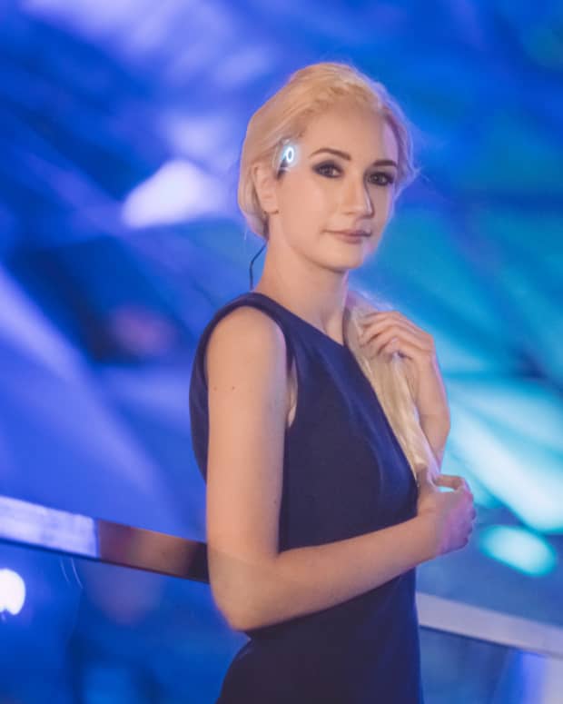 A woman dressed like a “Detroit: Become Human” character