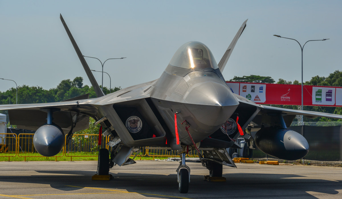 Aviation Lover Catches Amazing Video of F-22 Fighter Jet in a Barrel ...