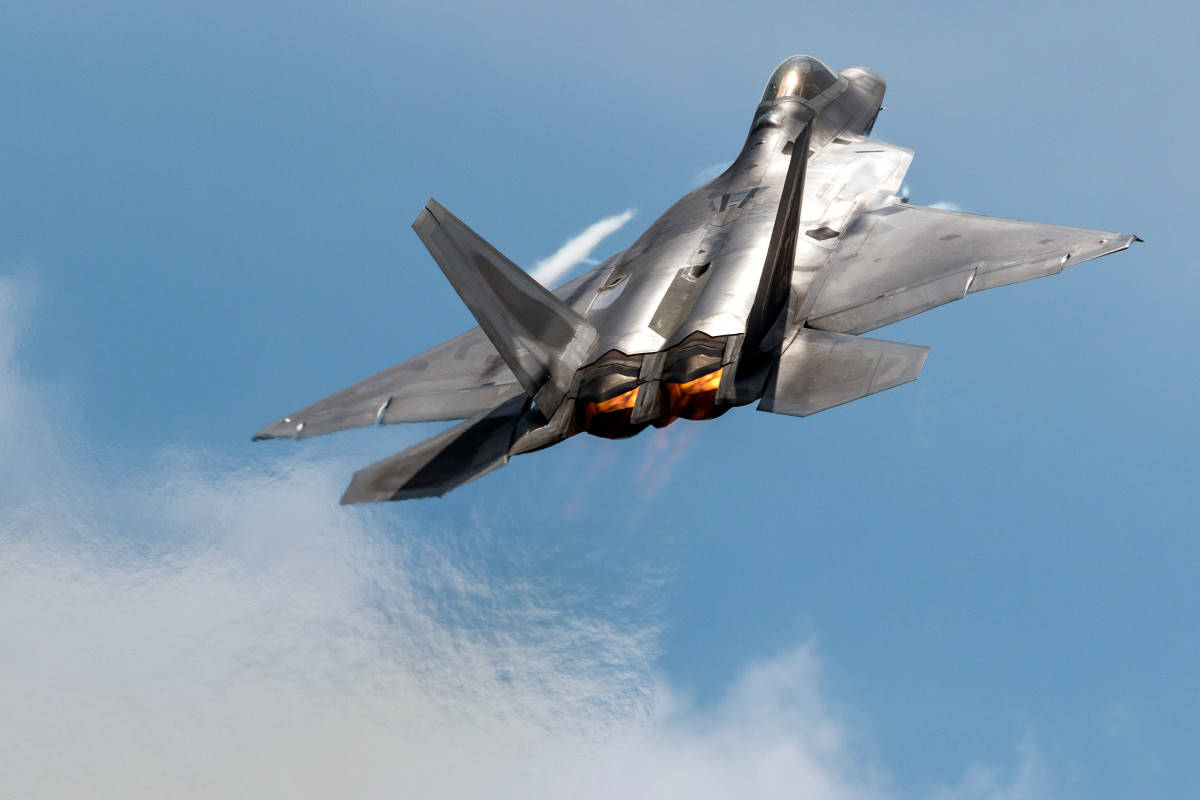 F-22 Raptor Plays With Gravity And Mesmerizing Video Is Blowing People 