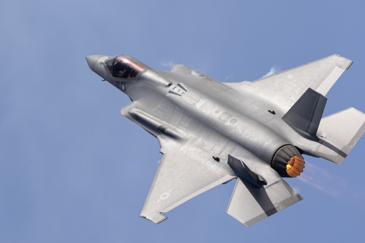 Watch and Hear Sonic Boom as F-35 Lightning II Fighter Jet Breaks Sound Bar...